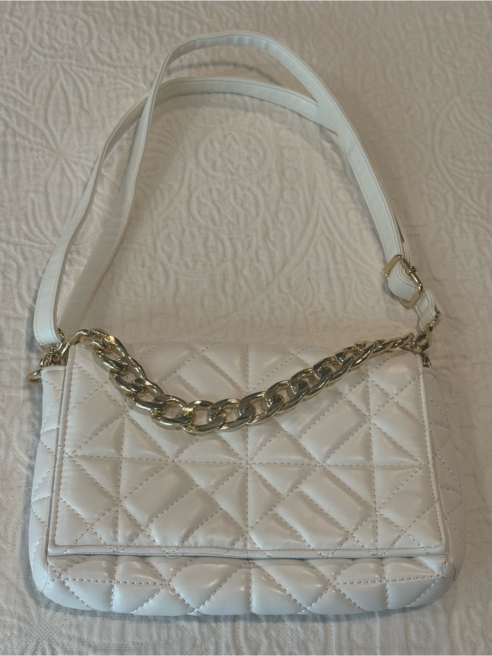 Grossi white quilted puffy shoulder bag
Small gold chain